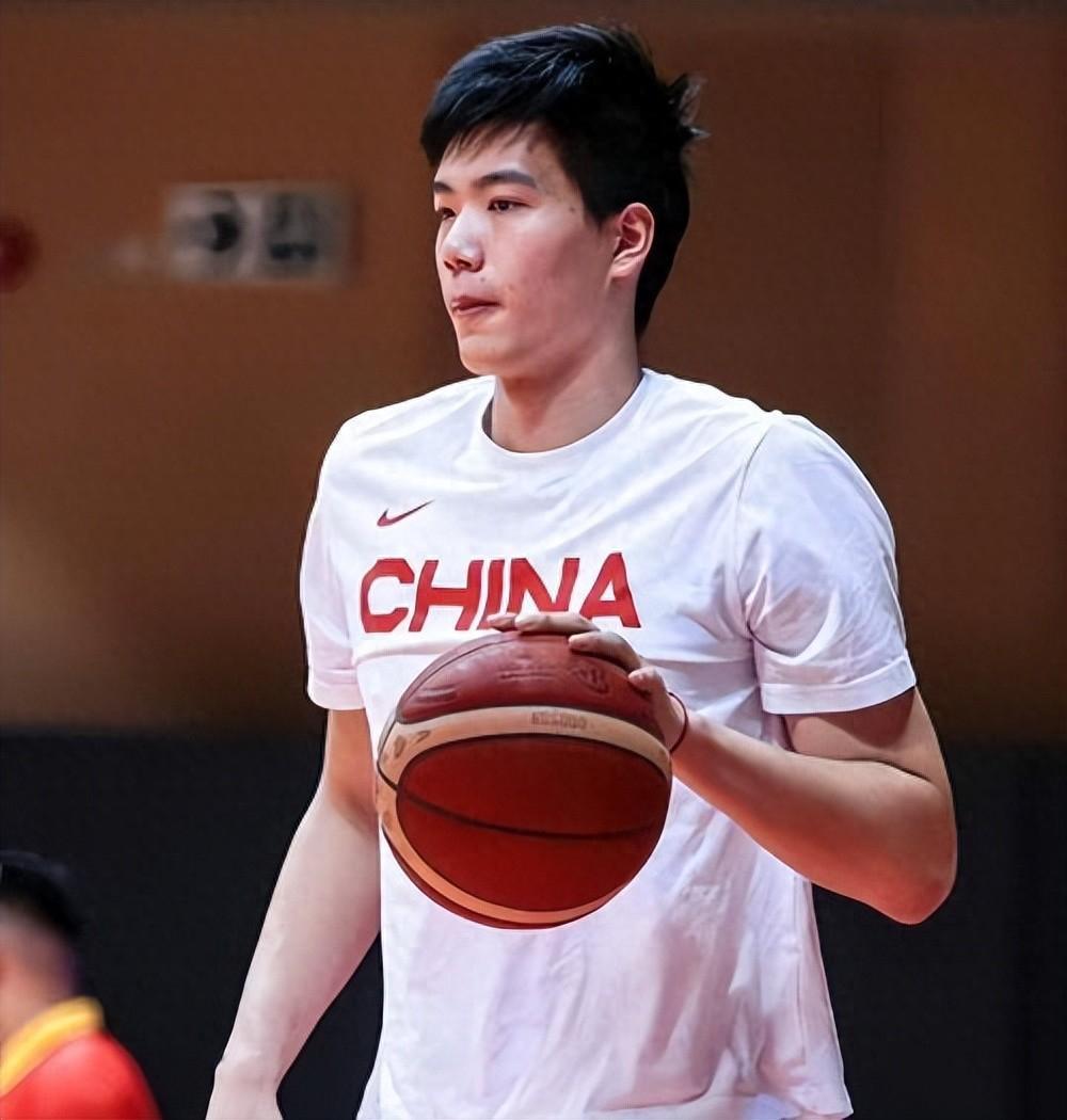开云-比张镇麟还差！中国男篮逆转夜最失意之人：失误被换下仅出场30秒