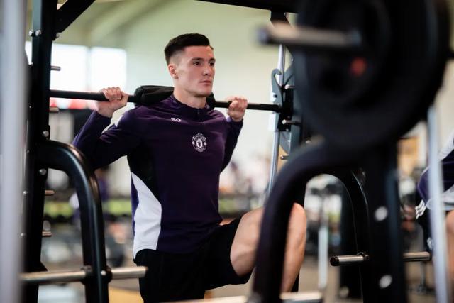 开云体育官网-7400万水货？曼联锋霸靠NFL特训踢疯了，名宿排队公开道歉！